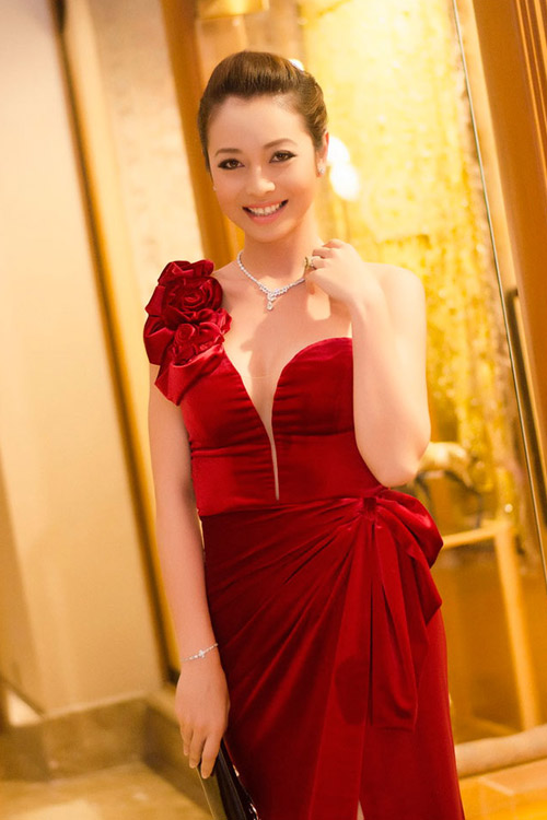 Ngọc Oanh bất ngờ khoe thềm ngực đầy - 16