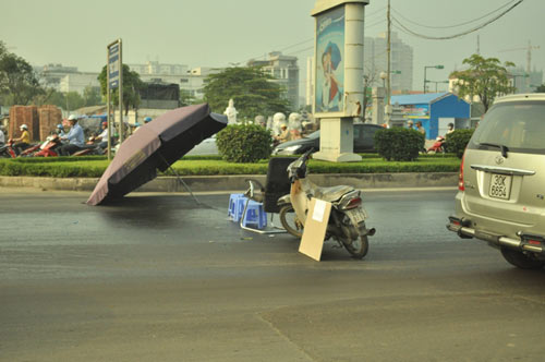 HN: Người dân ngã nhoài vì dầu đổ khắp đường - 2