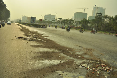 HN: Người dân ngã nhoài vì dầu đổ khắp đường - 4