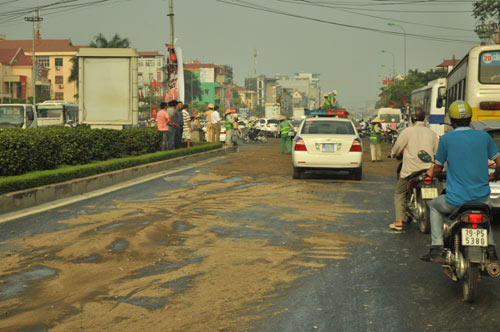 HN: Người dân ngã nhoài vì dầu đổ khắp đường - 5