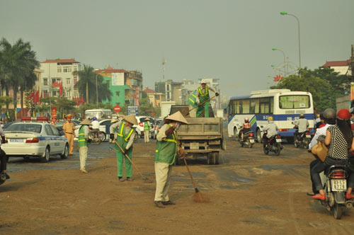 HN: Người dân ngã nhoài vì dầu đổ khắp đường - 6