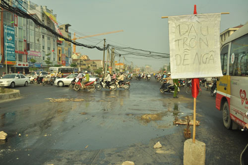 HN: Người dân ngã nhoài vì dầu đổ khắp đường - 3