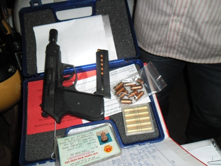 NK141: Mang súng có... giấy phép sử dụng - 2