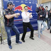 Thể thao - Vettel &amp; Webber nhảy Gangnam Style cùng Psy
