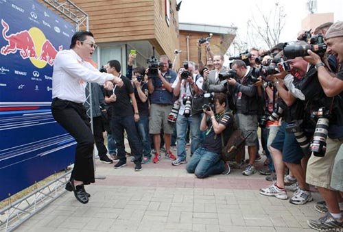 Vettel & Webber nhảy Gangnam Style cùng Psy - 4