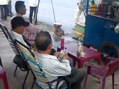 “Hai ngón” vô tư "tác nghiệp" trên xe buýt - 3