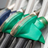 Thị trường - Tiêu dùng - Giá xăng thế giới tiếp tục giảm sâu