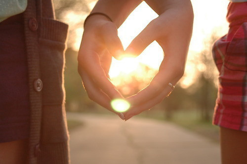 Thơ tình và bàn tay luôn gắn liền với nhau, tượng trưng cho tình yêu và niềm tin vào tình yêu. Bức ảnh này sẽ cho bạn cảm giác lãng mạn đến tột độ khi kết hợp giữa thơ tình và bàn tay yêu thương.