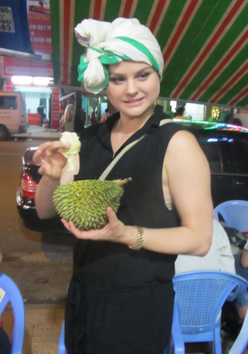 Quán quân Bước nhảy âm thầm rời Việt Nam - 6