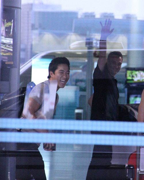 Quán quân Bước nhảy âm thầm rời Việt Nam - 14