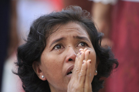 Người dân Campuchia nức nở tiễn đưa cựu Vương - 1