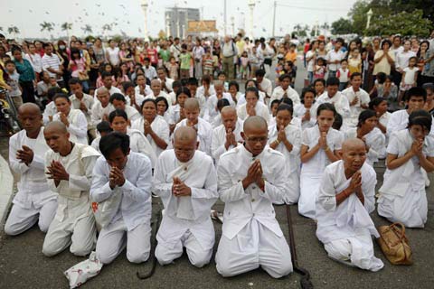 Người dân Campuchia nức nở tiễn đưa cựu Vương - 9