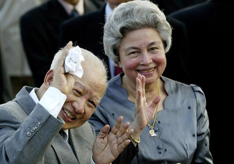 Người dân Campuchia nức nở tiễn đưa cựu Vương - 11