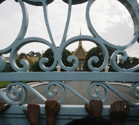 Người dân Campuchia nức nở tiễn đưa cựu Vương - 2