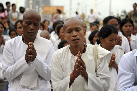 Người dân Campuchia nức nở tiễn đưa cựu Vương - 3