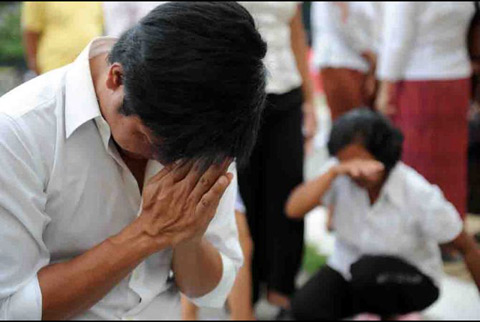 Người dân Campuchia nức nở tiễn đưa cựu Vương - 4