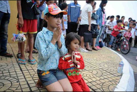 Người dân Campuchia nức nở tiễn đưa cựu Vương - 5