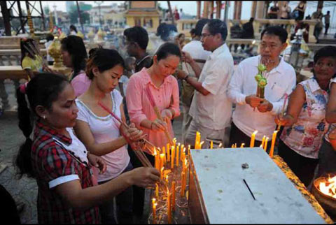 Người dân Campuchia nức nở tiễn đưa cựu Vương - 6