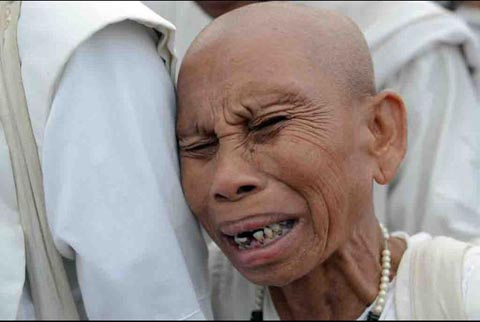 Người dân Campuchia nức nở tiễn đưa cựu Vương - 7