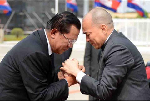 Người dân Campuchia nức nở tiễn đưa cựu Vương - 10