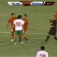 Bóng đá - Video: Cầu thủ Indonesia "máu chiến"
