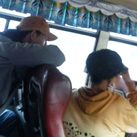 Tin tức trong ngày - "Kỹ nghệ" móc túi khép kín trên xe buýt