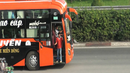 Giang hồ công khai trấn lột xe khách - 2