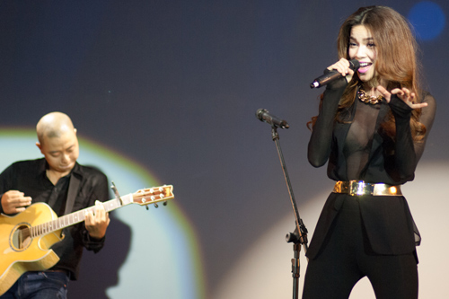 Ngắm Hà Hồ không rời mắt - 2