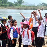 Giáo dục - du học - Trẻ nhỏ lại đu dây tìm con chữ