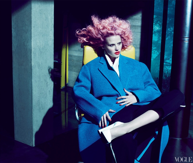 Ấn tượng với màu tóc hồng và áo xanh của Lara Stone