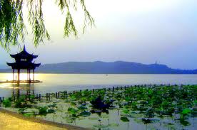 Top 5 hồ thiên nhiên đẹp thơ mộng - 2