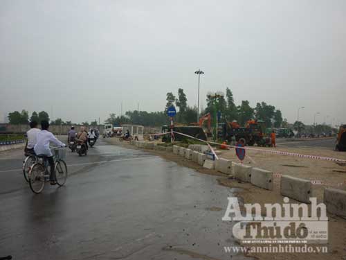 Đã lấp xong "hố tử thần" đường Lê Văn Lương - 2