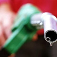 Thị trường - Tiêu dùng - Giá dầu thô chạy ngang, xăng tuột dốc