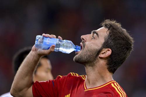 HOT: MU và Chelsea tranh trung vệ - 2