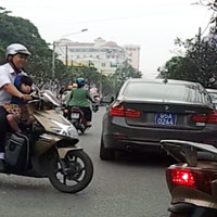 Tin tức trong ngày - Đưa con đi học bằng xe "biển xanh" tiền tỷ