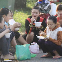 Tin tức trong ngày - Không tăng lương, bóp bụng đi làm