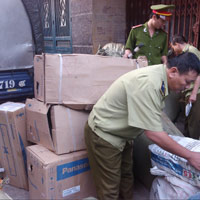 Pháp luật - "Tập đoàn" xe hàng lậu mang cùng biển số