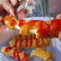 Sức khỏe đời sống - Cẩn thận phô mai que vỉa hè