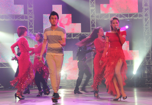 Phương Uyên bất ngờ song ca với Triệu Vũ - 16