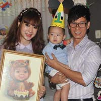 Mặt sau cánh gà - Vợ chồng Lý Hải mừng thôi nôi quý tử