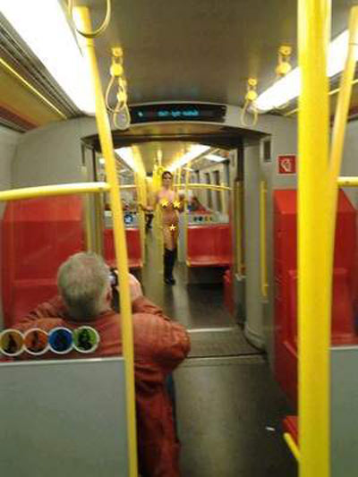 Nữ hành khách khỏa thân trên tàu điện ngầm - 1