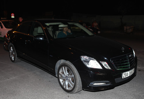 Mercedes E250 đưa đón siêu mẫu Kim Lee - 2