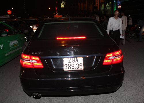 Mercedes E250 đưa đón siêu mẫu Kim Lee - 6