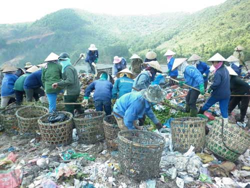 Bát cơm trưa nghẹn ngào bên bãi rác - 2