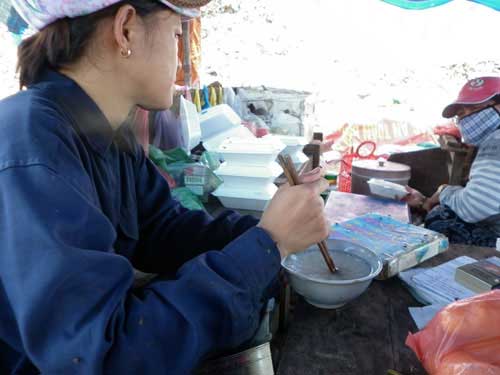 Bát cơm trưa nghẹn ngào bên bãi rác - 10