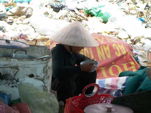 Bát cơm trưa nghẹn ngào bên bãi rác - 11