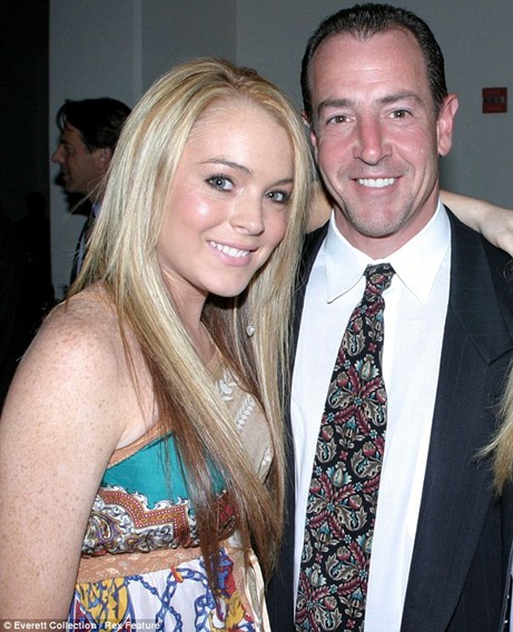 Lindsay Lohan gọi cảnh sát xua đuổi bố - 1