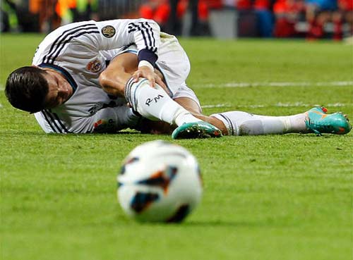 Kinh hãi Ronaldo rách chân, đổ máu - 2