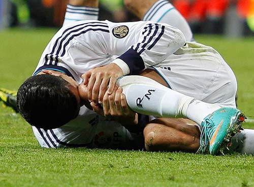 Kinh hãi Ronaldo rách chân, đổ máu - 3