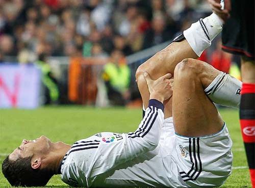 Kinh hãi Ronaldo rách chân, đổ máu - 4